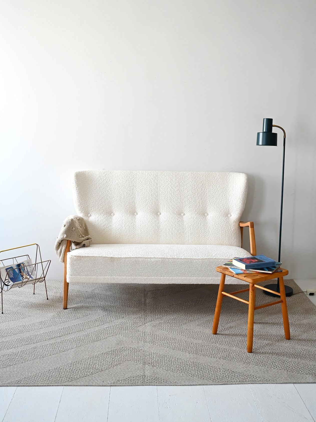 Divano scandinavo vintage con tessuto bouclé 1