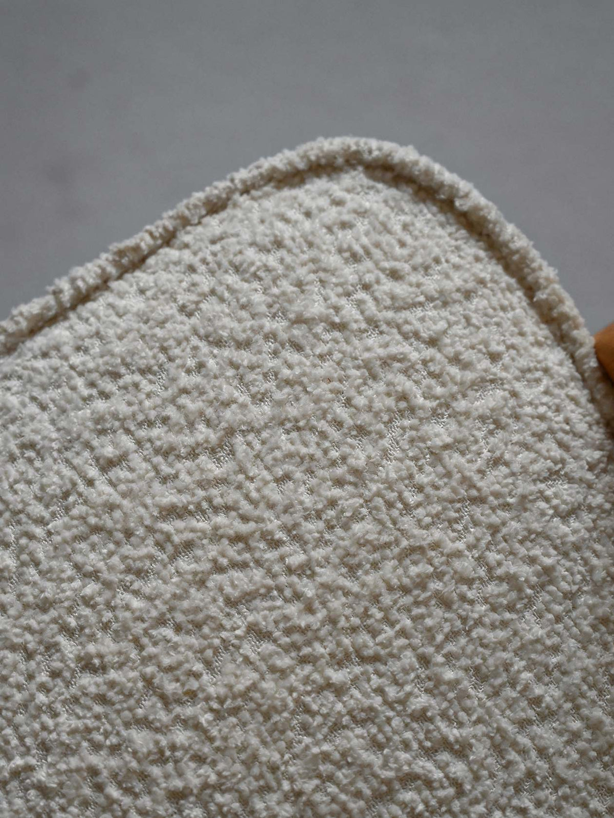 Divano scandinavo vintage con tessuto bouclé 7