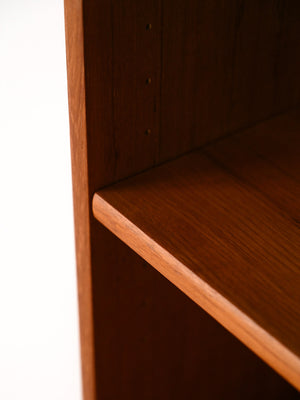 Libreria con vano contenitore prodotta da Bodafors 7