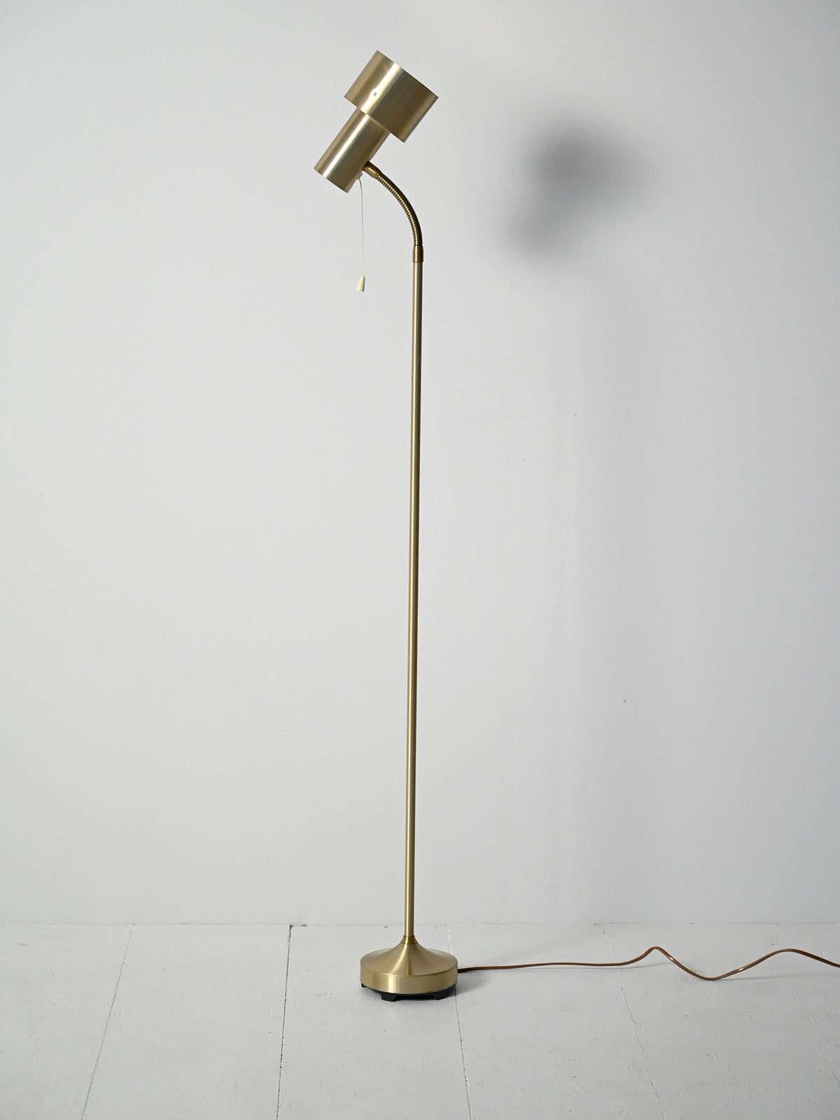 Lampada da terra scandinava dorata anni 60 1