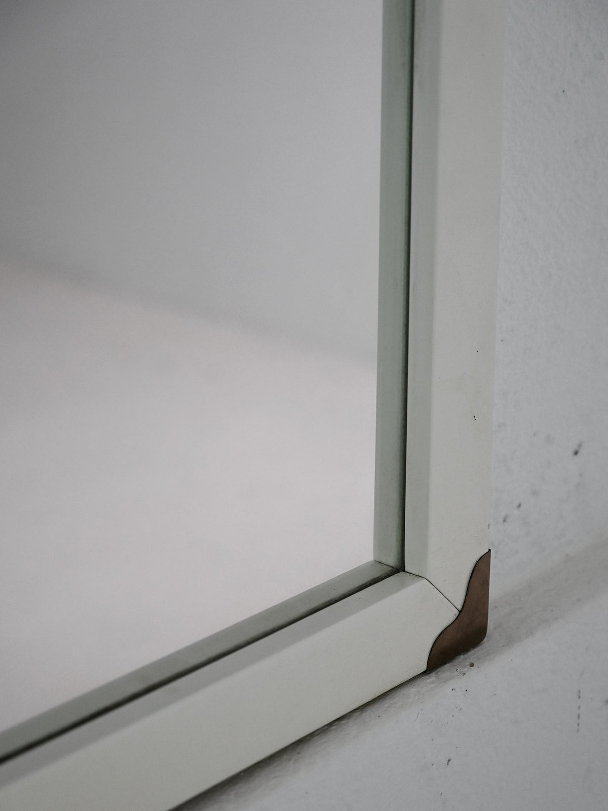 Specchio Scandinavo Vintage Anni '50 Laccato Bianco con Angoli in Ottone 4