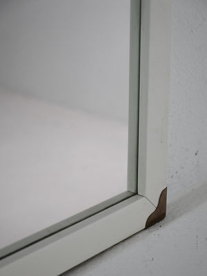 Specchio Scandinavo Vintage Anni '50 Laccato Bianco con Angoli in Ottone 4