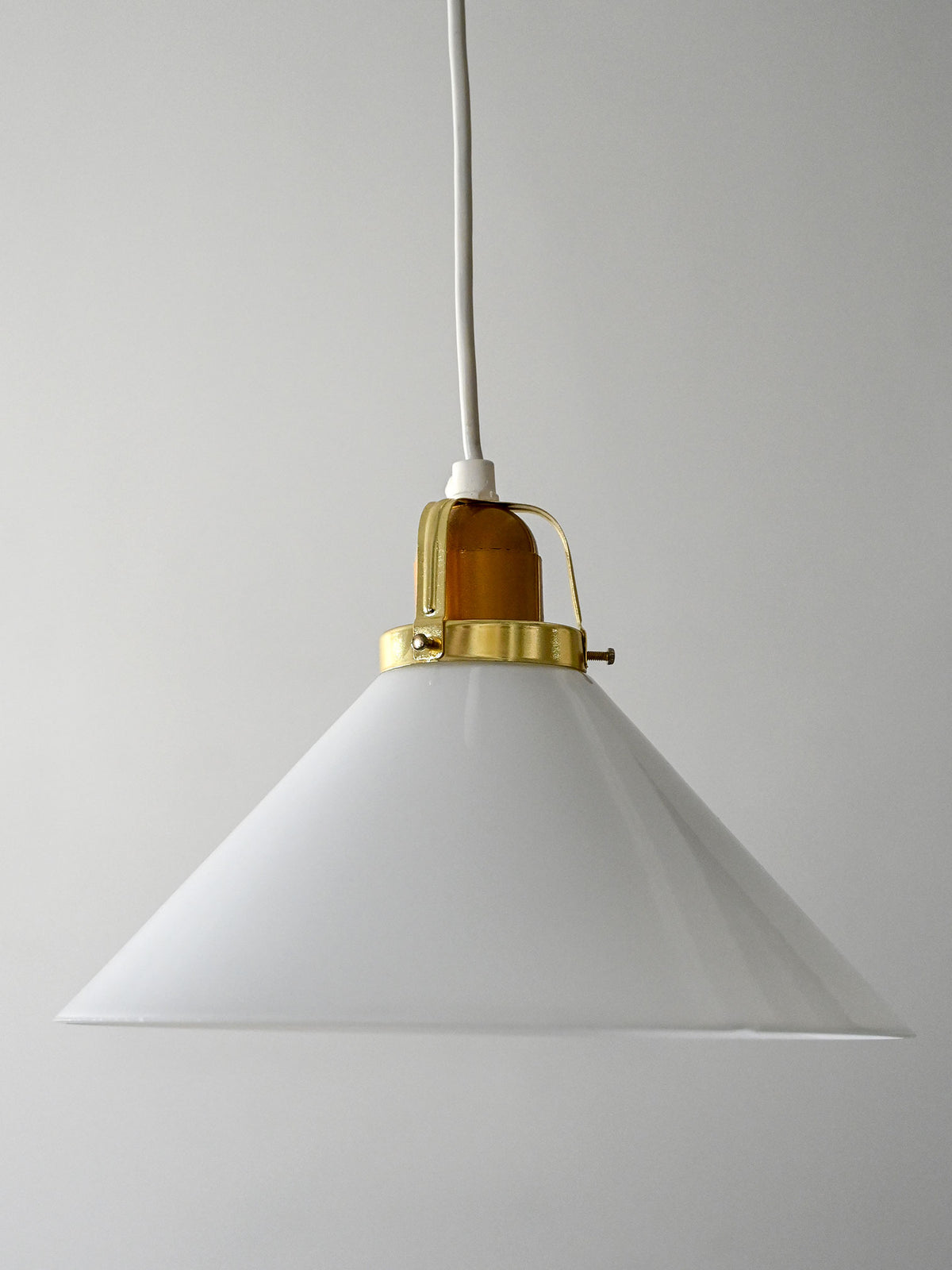 Lampada a sospensione scandinava anni ’50 in vetro e ottone 3