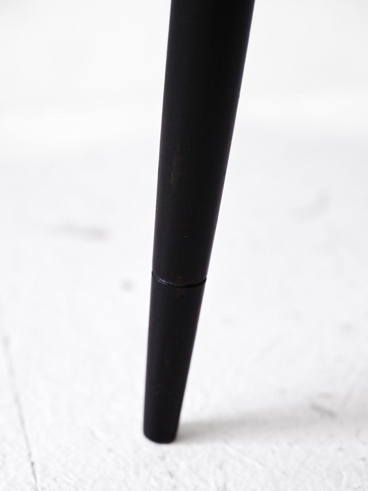 Tavolino scandinavo con gambe nere 5