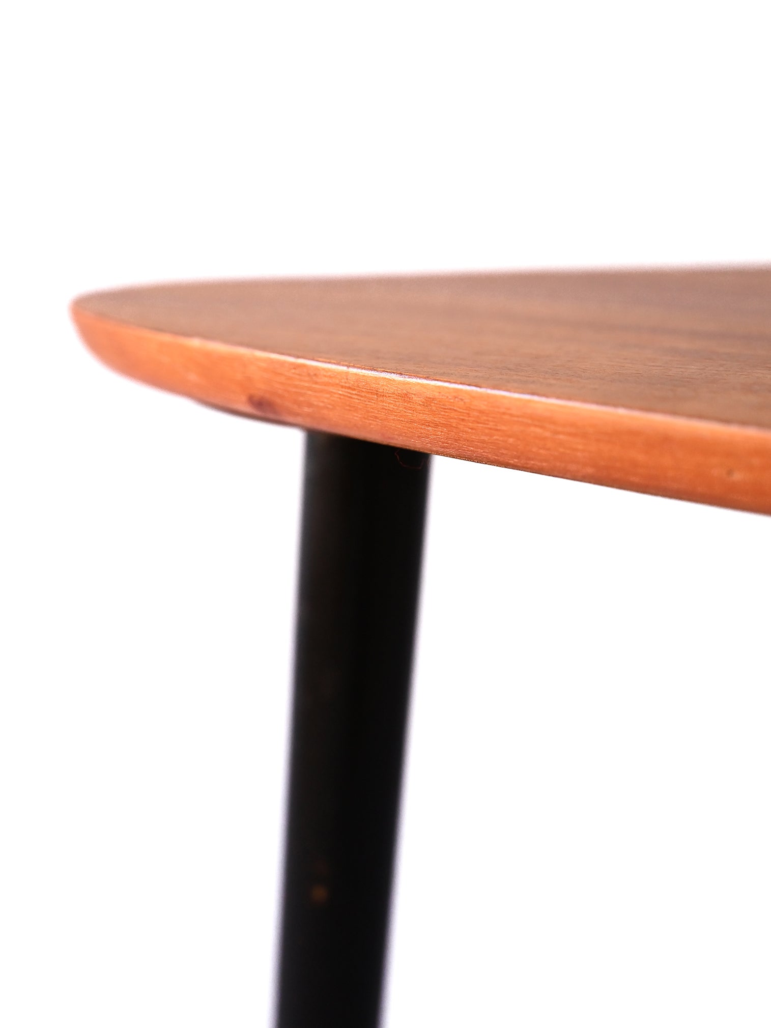 Tavolino scandinavo con gambe nere