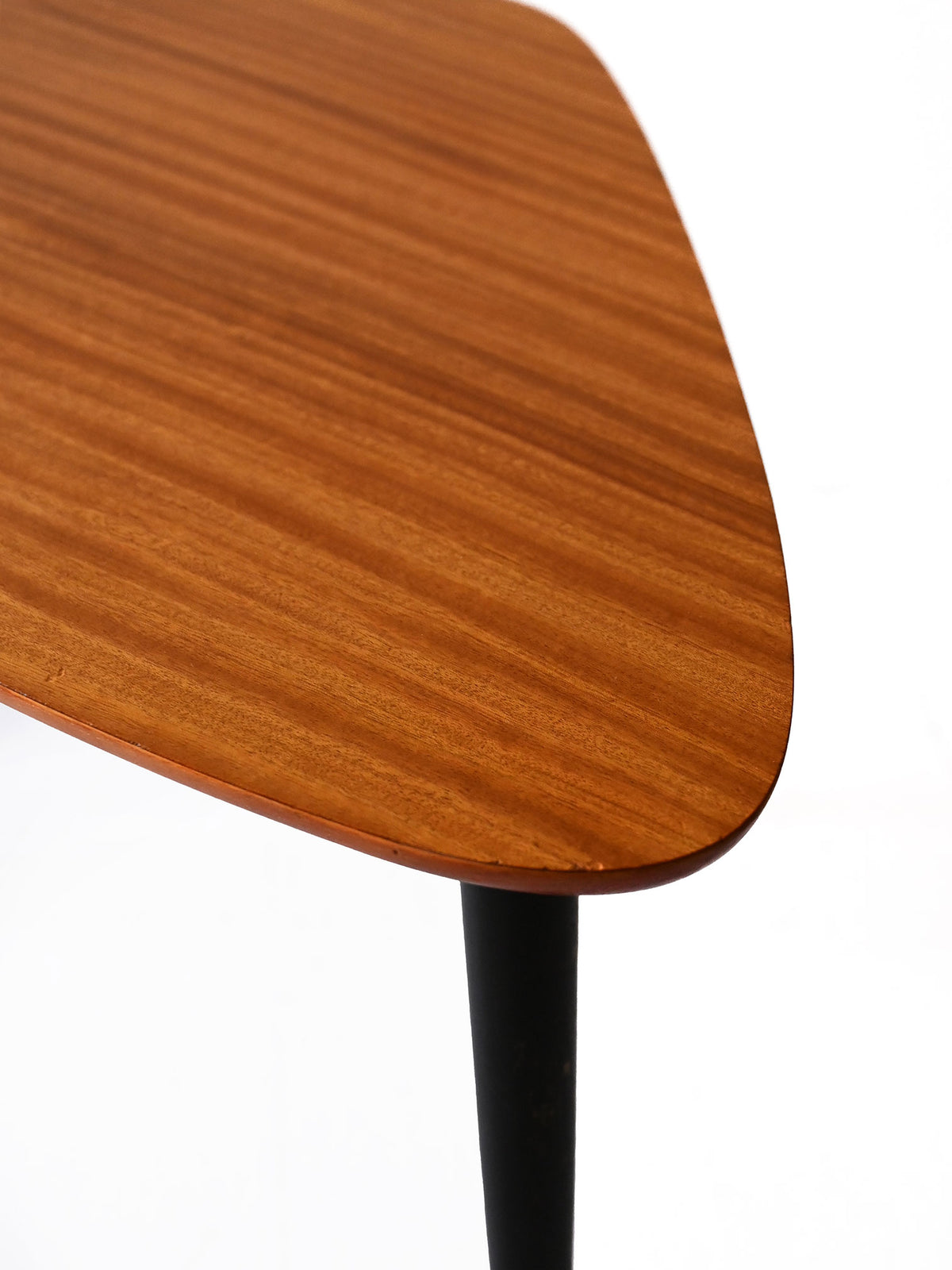 Tavolino scandinavo con gambe nere 7