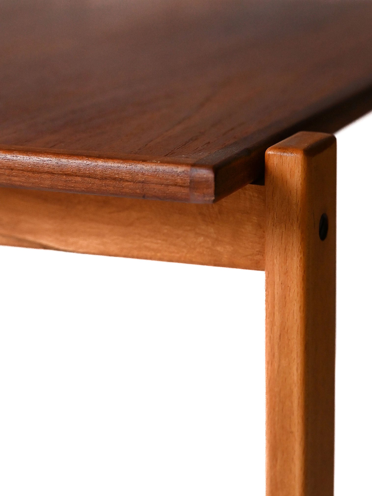 Coppia tavolini scandinavi vintage in teak e faggio