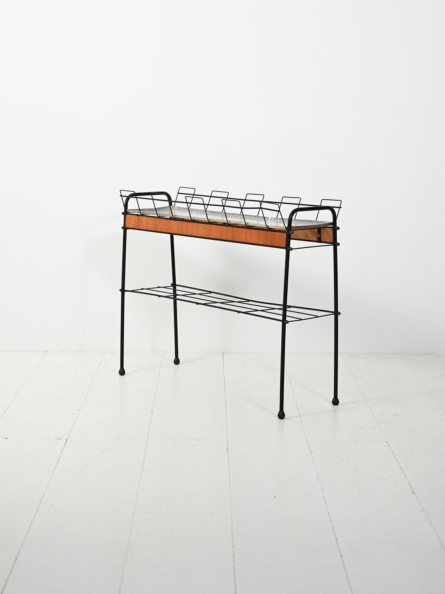 Portafiori scandinavo in metallo nero e teak 3