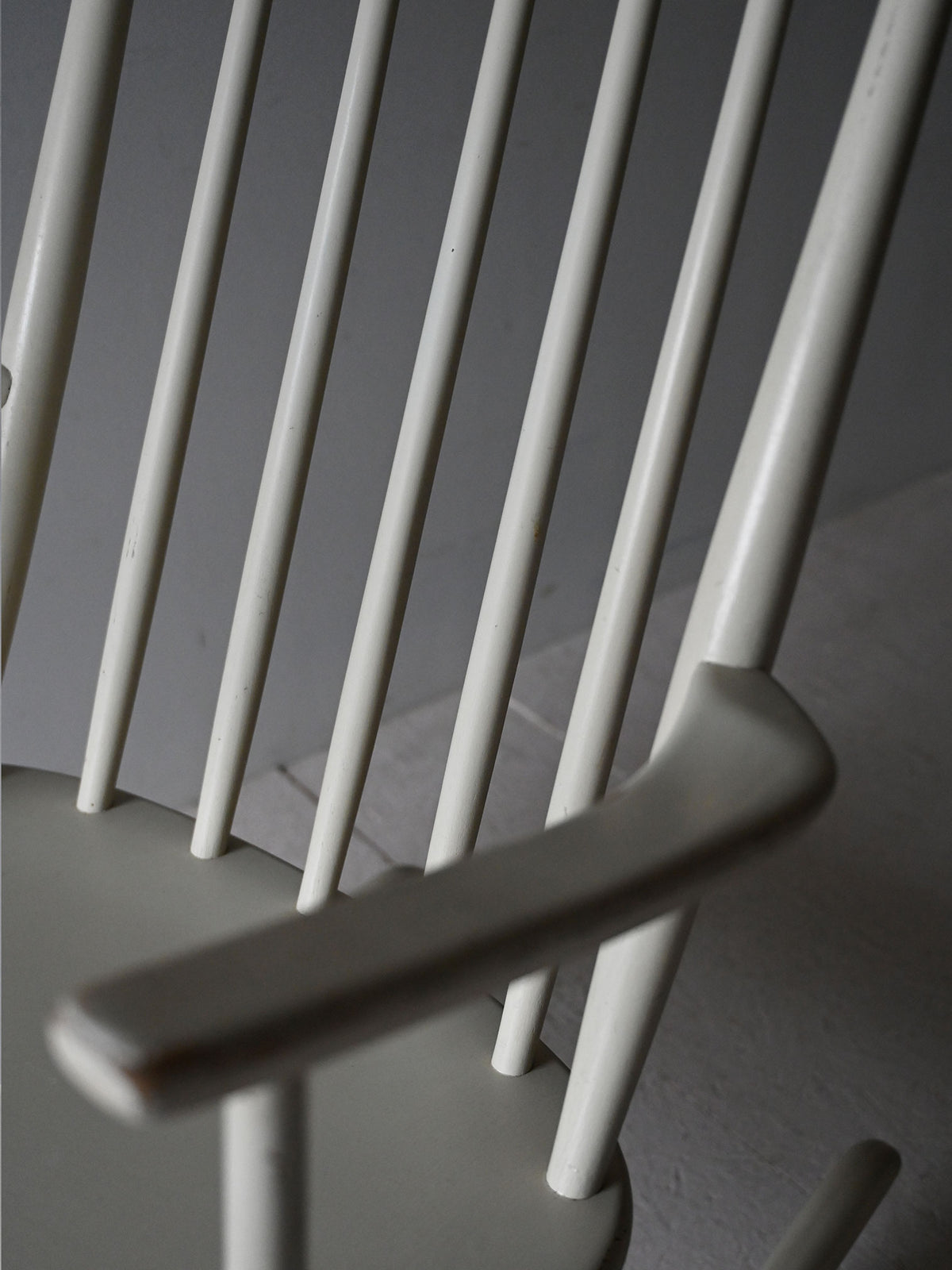 Sedia a dondolo scandinava Mid-Century 9