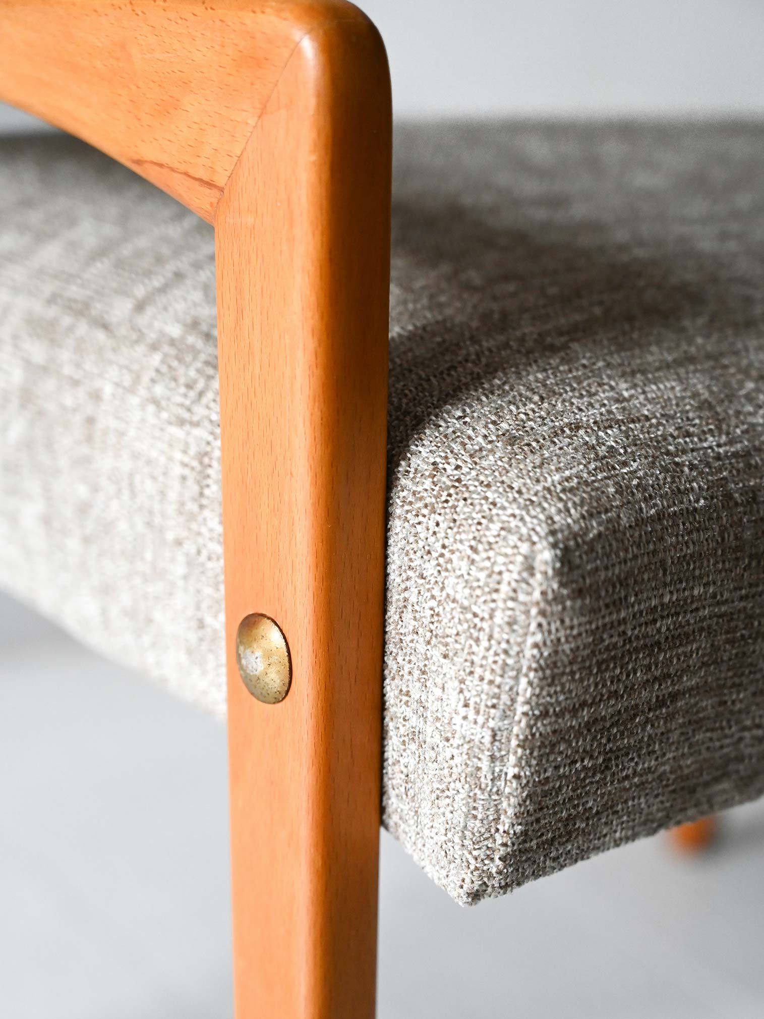 Poggiapiedi scandinavo vintage in rovere con tappezzeria grigia 3