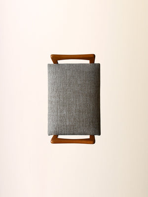 Poggiapiedi scandinavo vintage in rovere con tappezzeria grigia 5