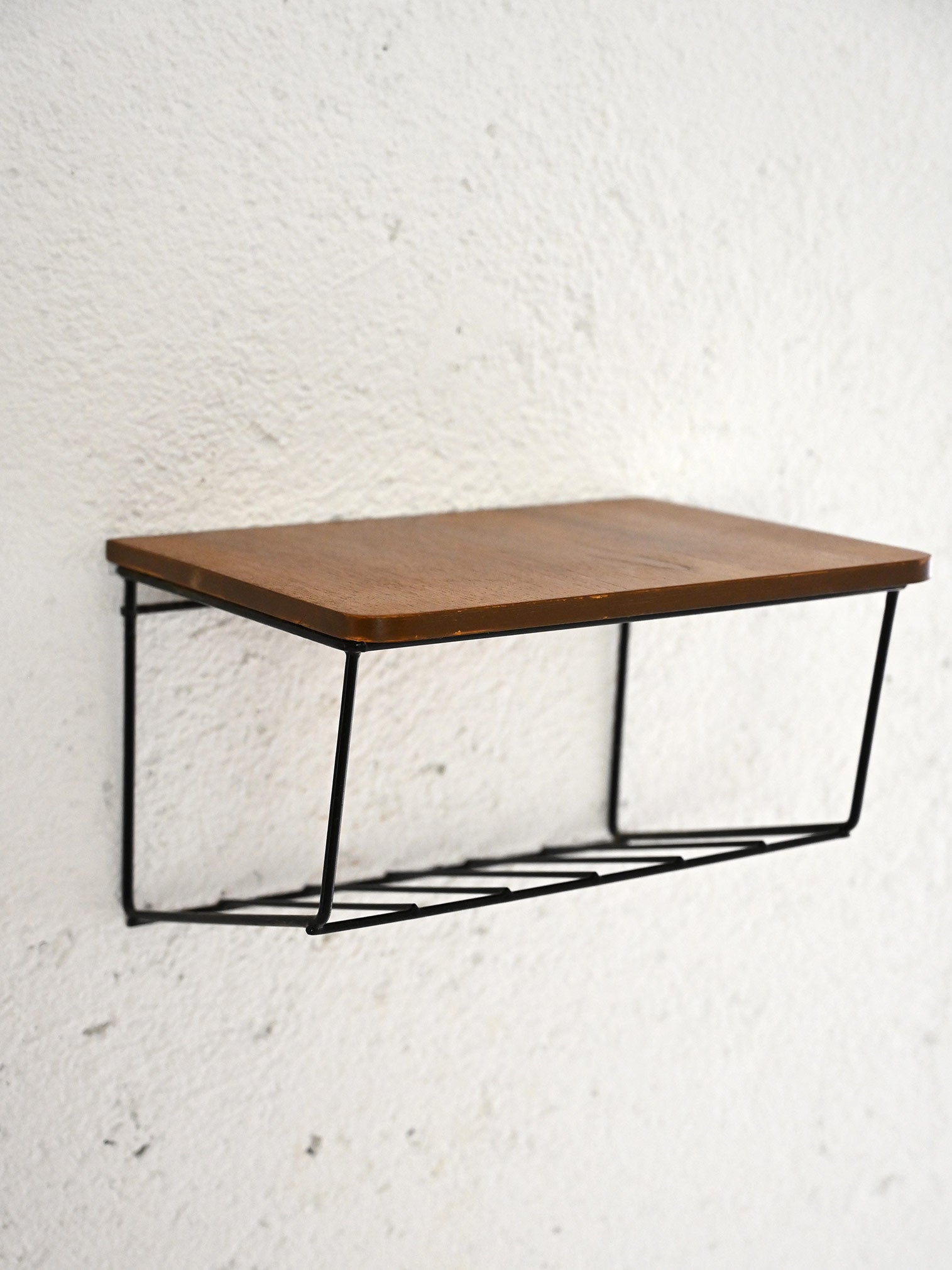 Comodino sospeso svedese in metallo e teak 2