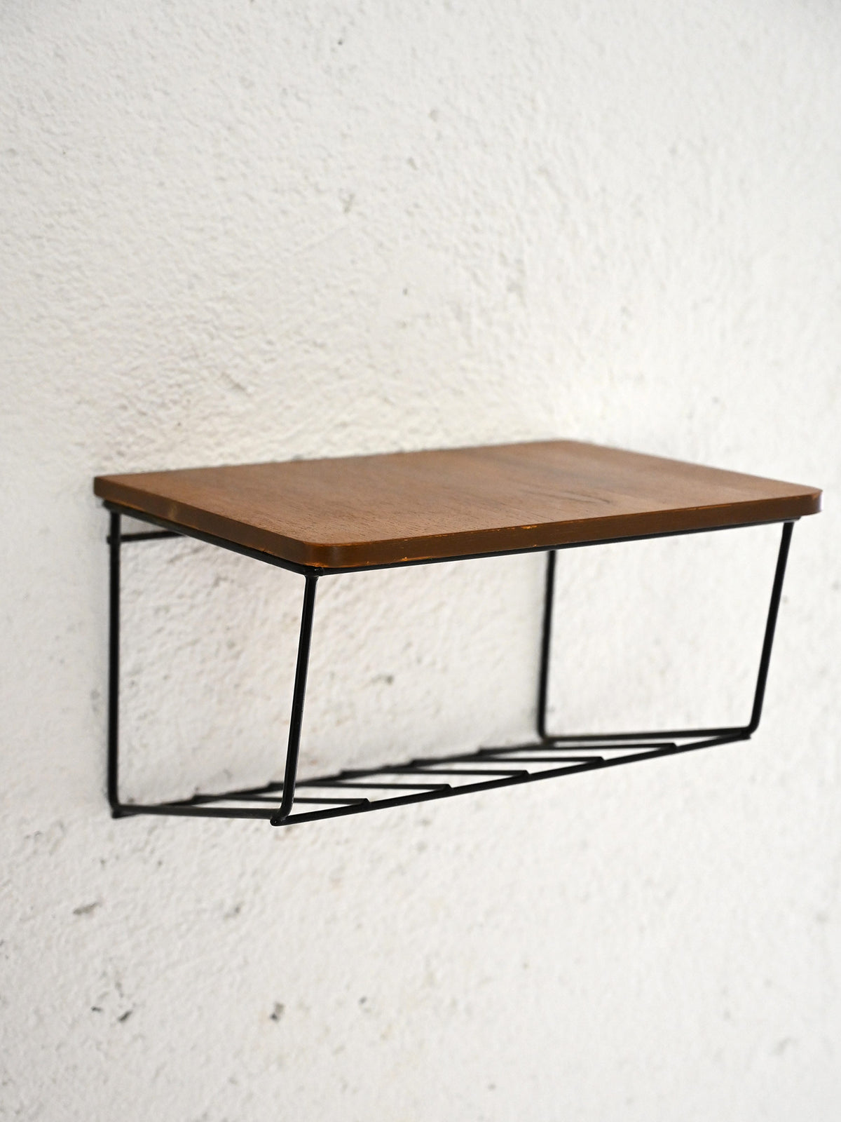Comodino sospeso svedese in metallo e teak 2