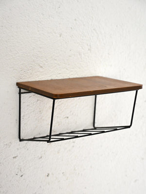 Comodino sospeso svedese in metallo e teak 2
