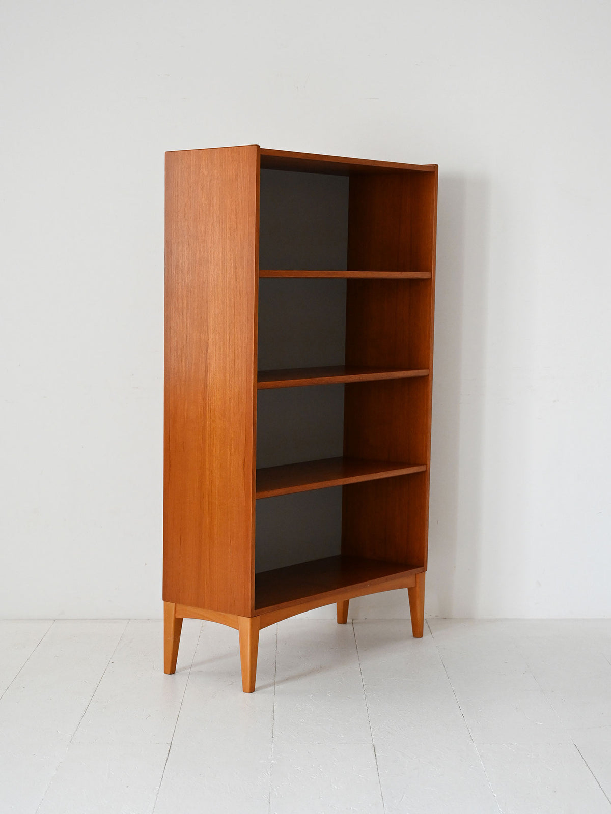 Libreria scandinava vintage in teak con mensole a vista 2