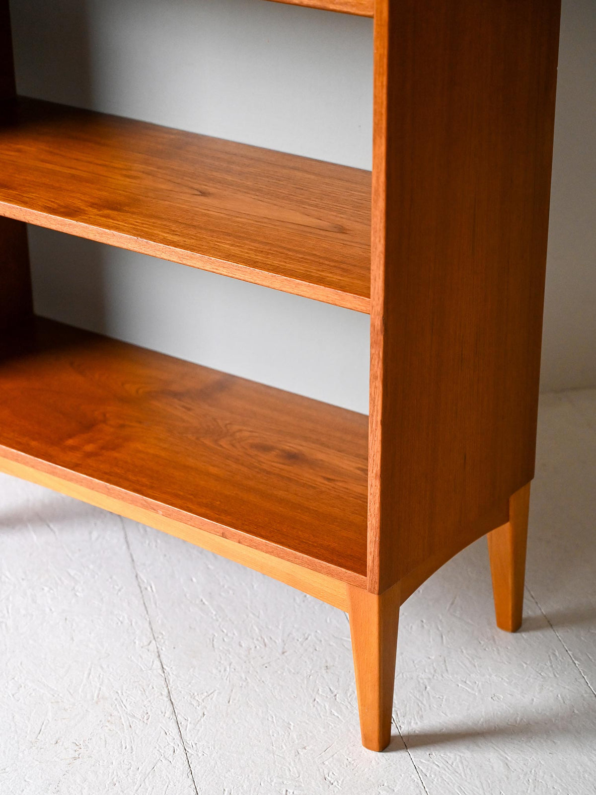 Libreria scandinava vintage in teak con mensole a vista 4