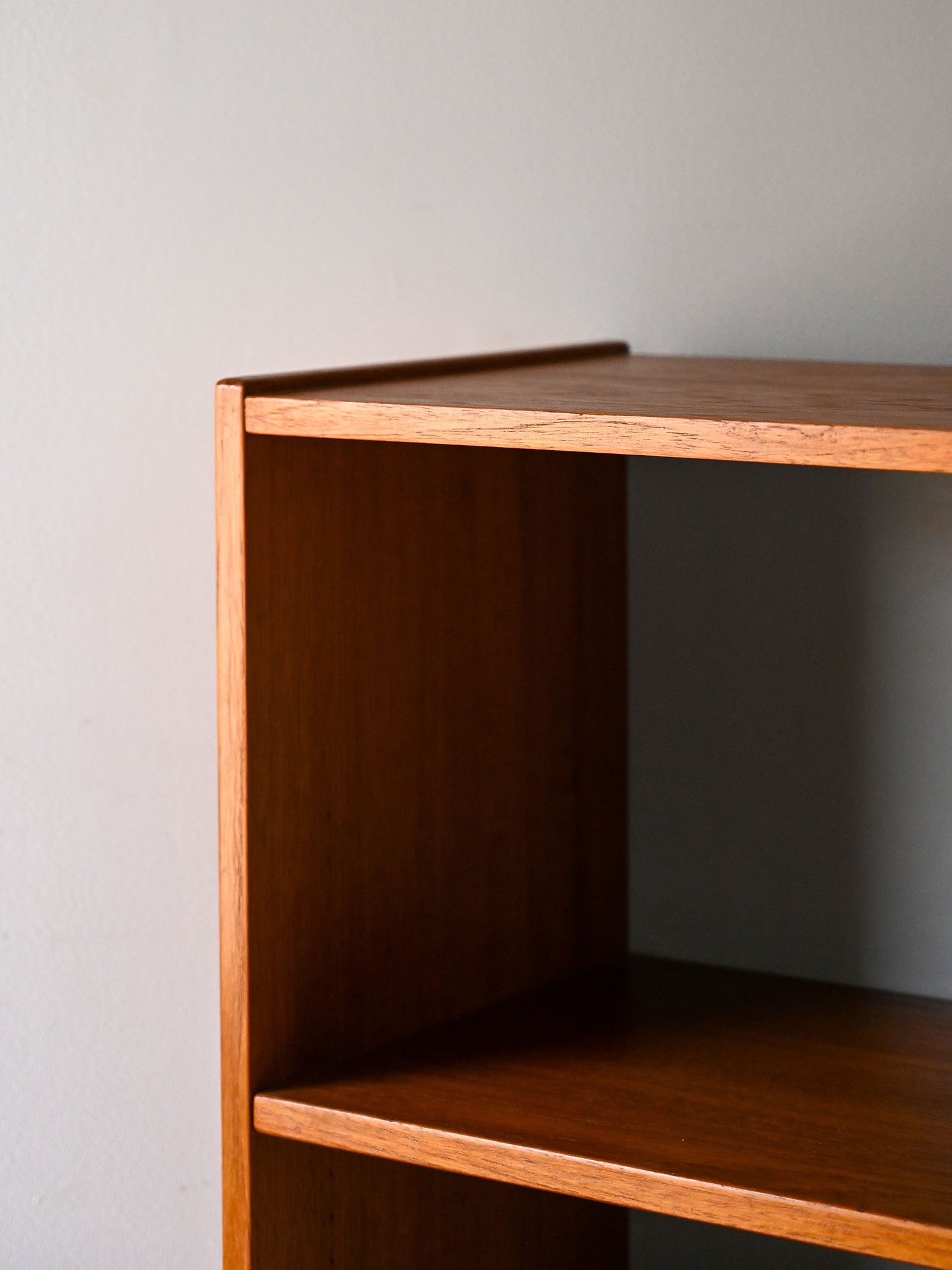 Libreria scandinava vintage in teak con mensole a vista