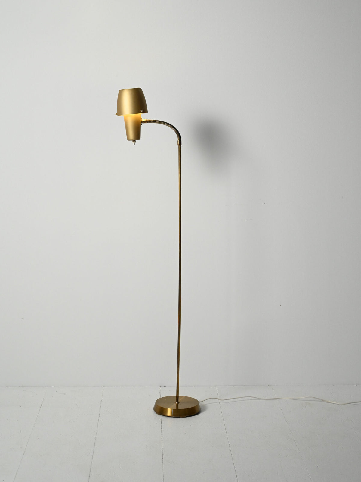 Lampada da terra scandinava anni ’50/’60 in ottone 4