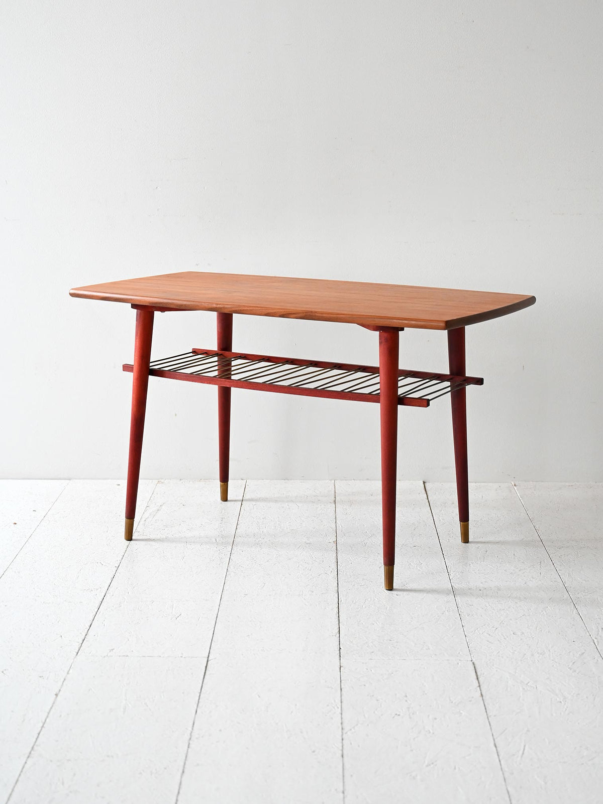 Coffee table scandinavo vintage con mensola in metallo 2