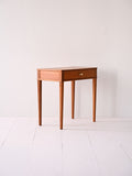 Comodino vintage con maniglia dorata 2