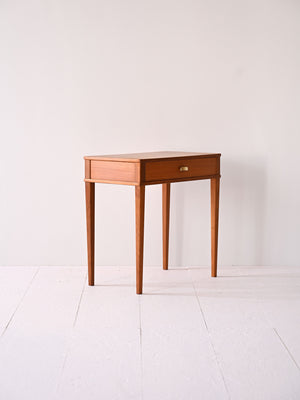 Comodino vintage con maniglia dorata 2