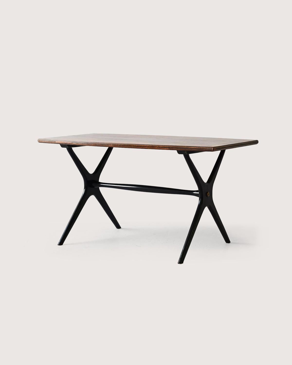 Tavolino scandinavo con gambe nere