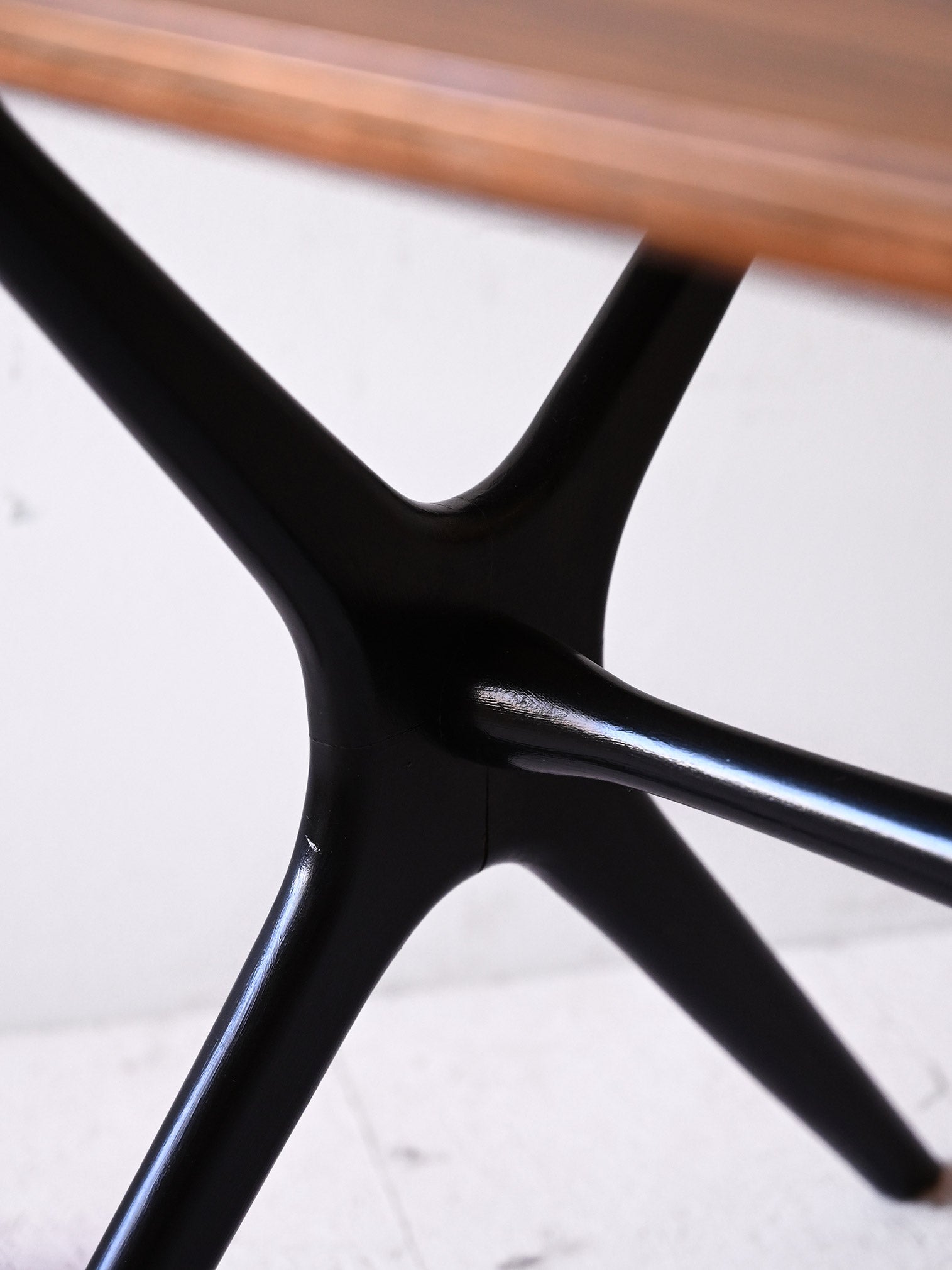 Tavolino scandinavo con gambe nere 5