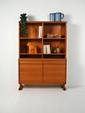 Libreria scandinava con sideboard e mensole a vista, anni 40/50