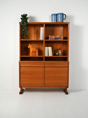 Libreria scandinava con sideboard e mensole a vista, anni 40/50