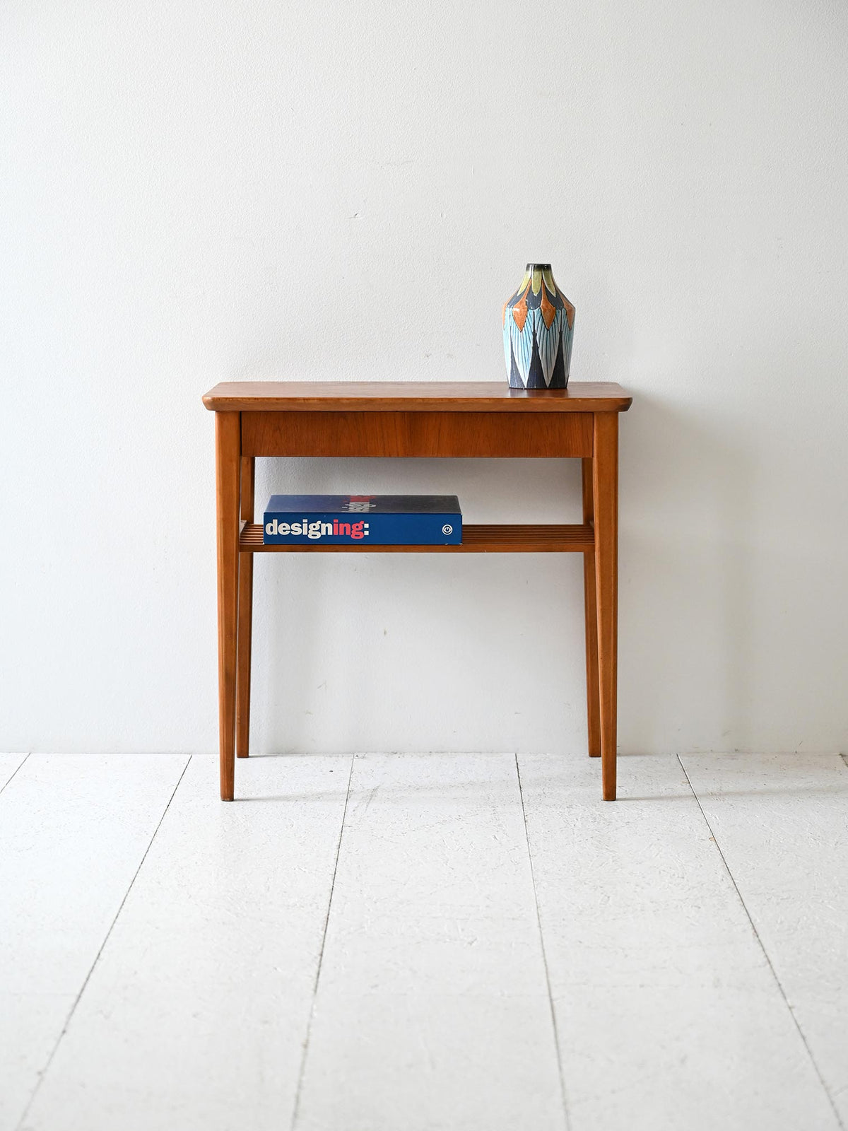 Comodino scandinavo vintage in teak con mensola