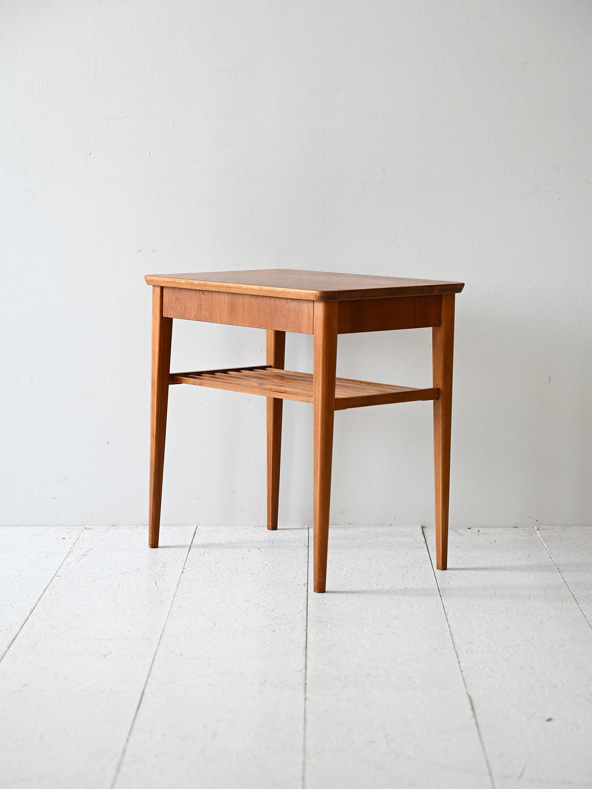 Comodino scandinavo vintage in teak con mensola 3