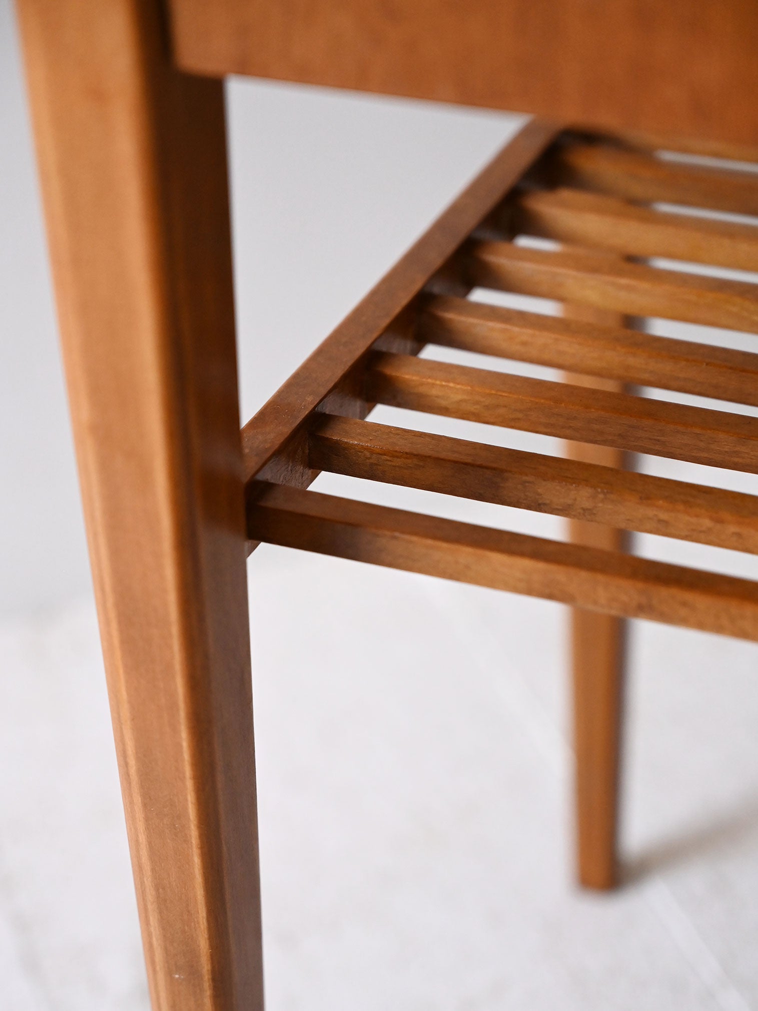 Comodino scandinavo vintage in teak con mensola