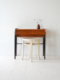 Tavolino scandinavo con piano a ribalta