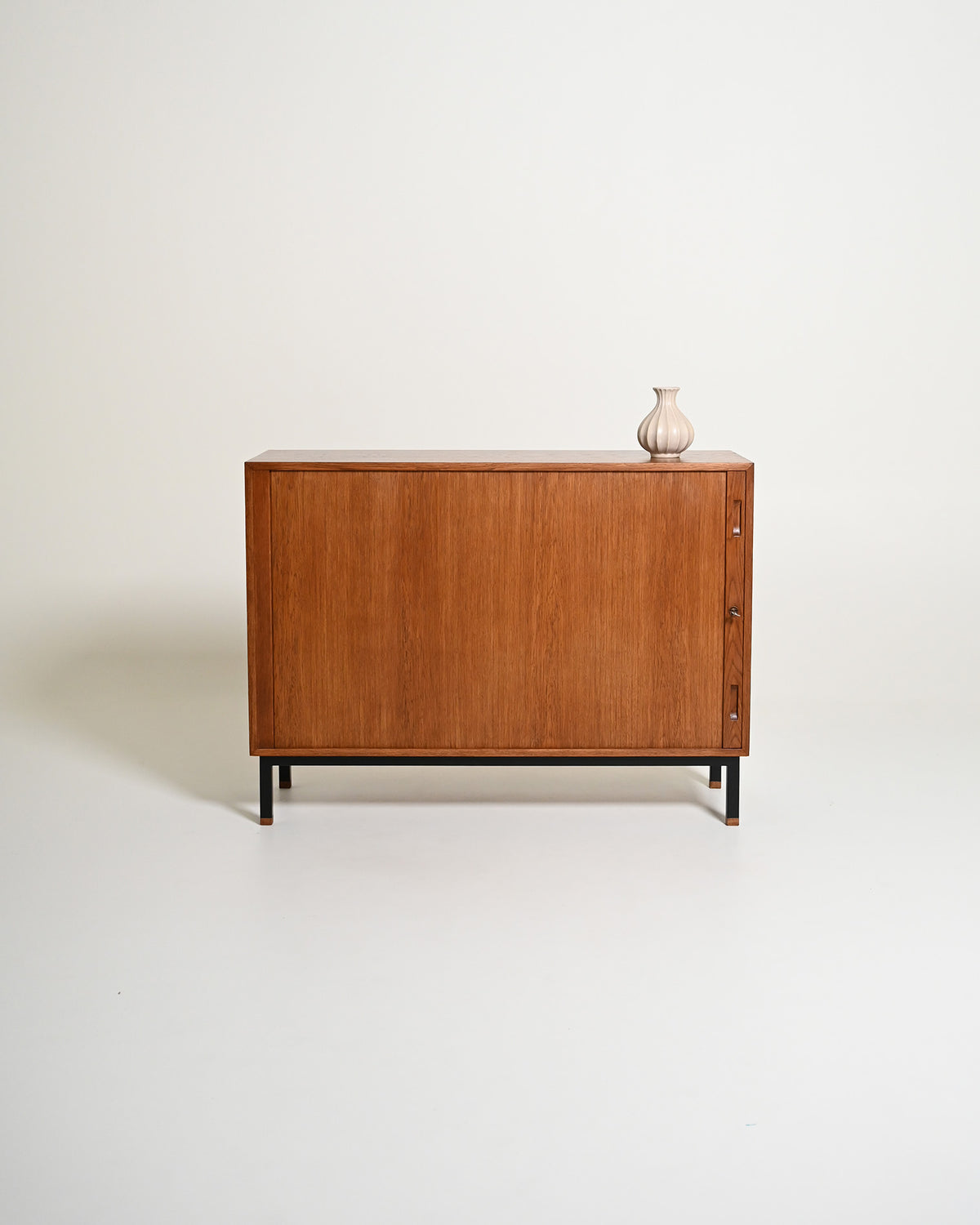 Cabinet scandinavo in rovere con chiudura a rullo, anni '60