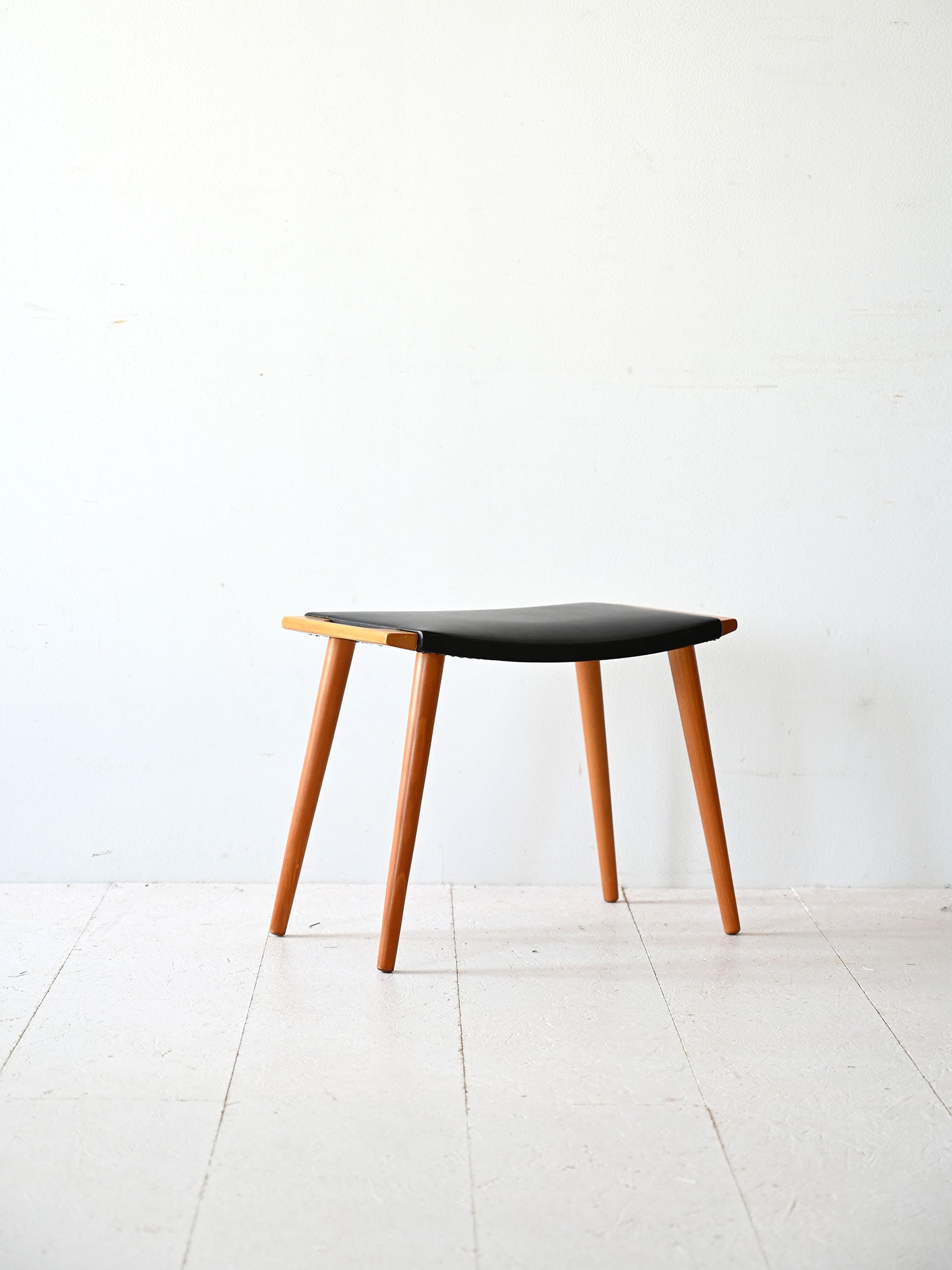 Sgabello vintage in legno e pelle 2