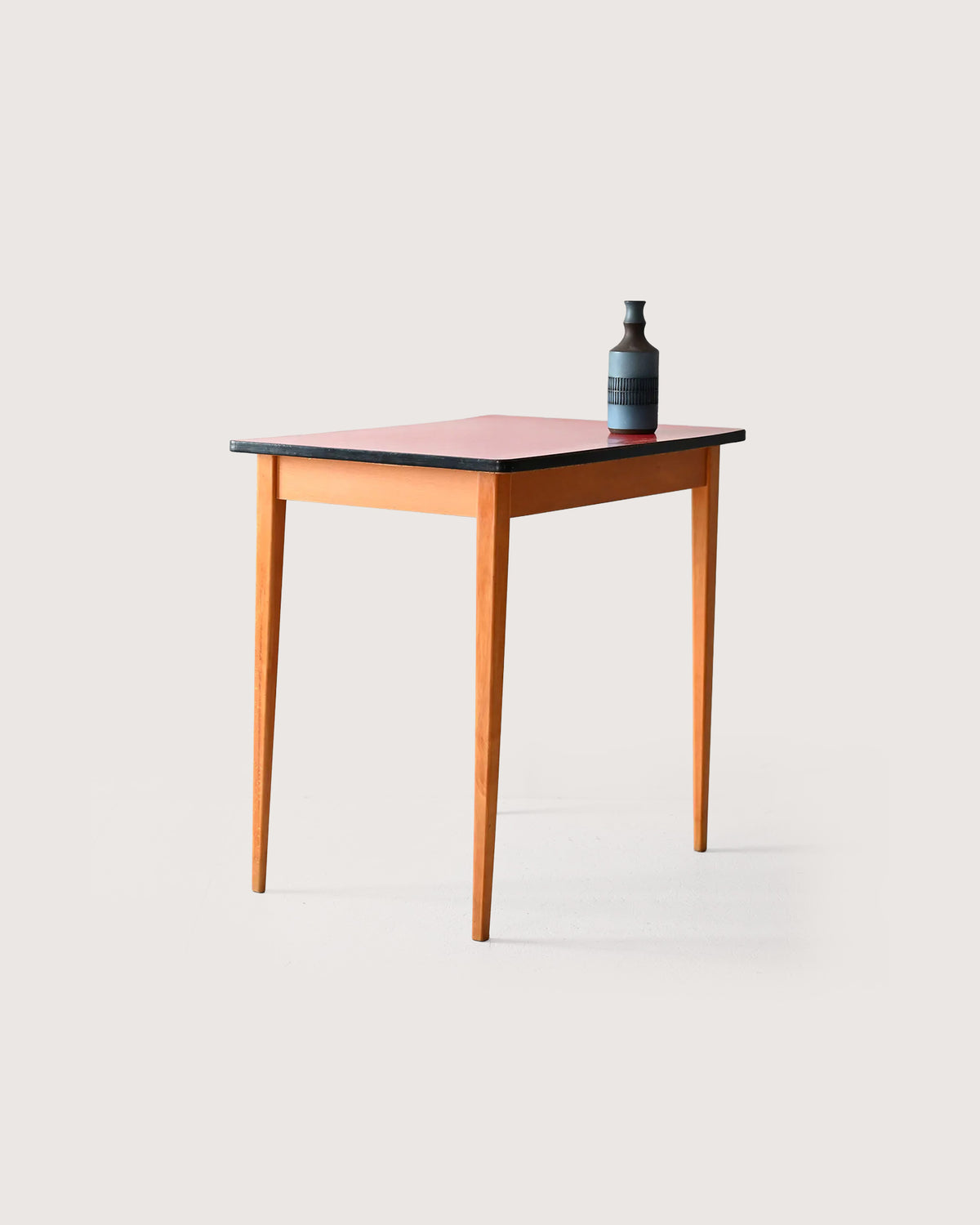 Tavolo da pranzo scandinavo anni '60 con top in formica rossa