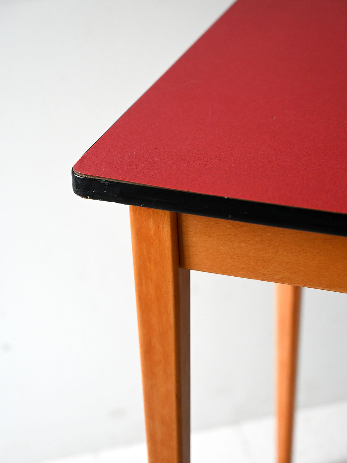 Tavolo da pranzo scandinavo anni '60 con top in formica rossa 4