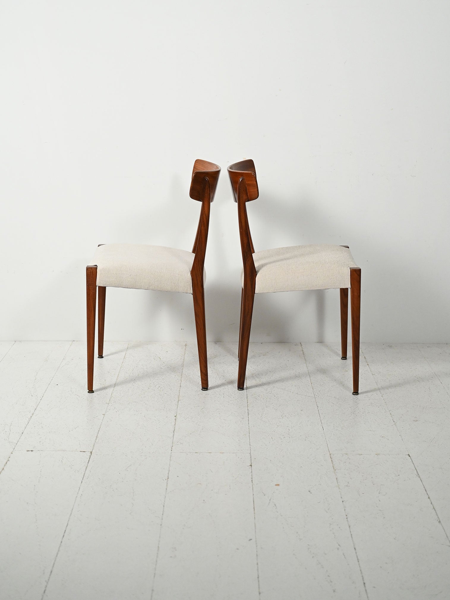 Set di sei sedie scandinave in teak anni ’60 4