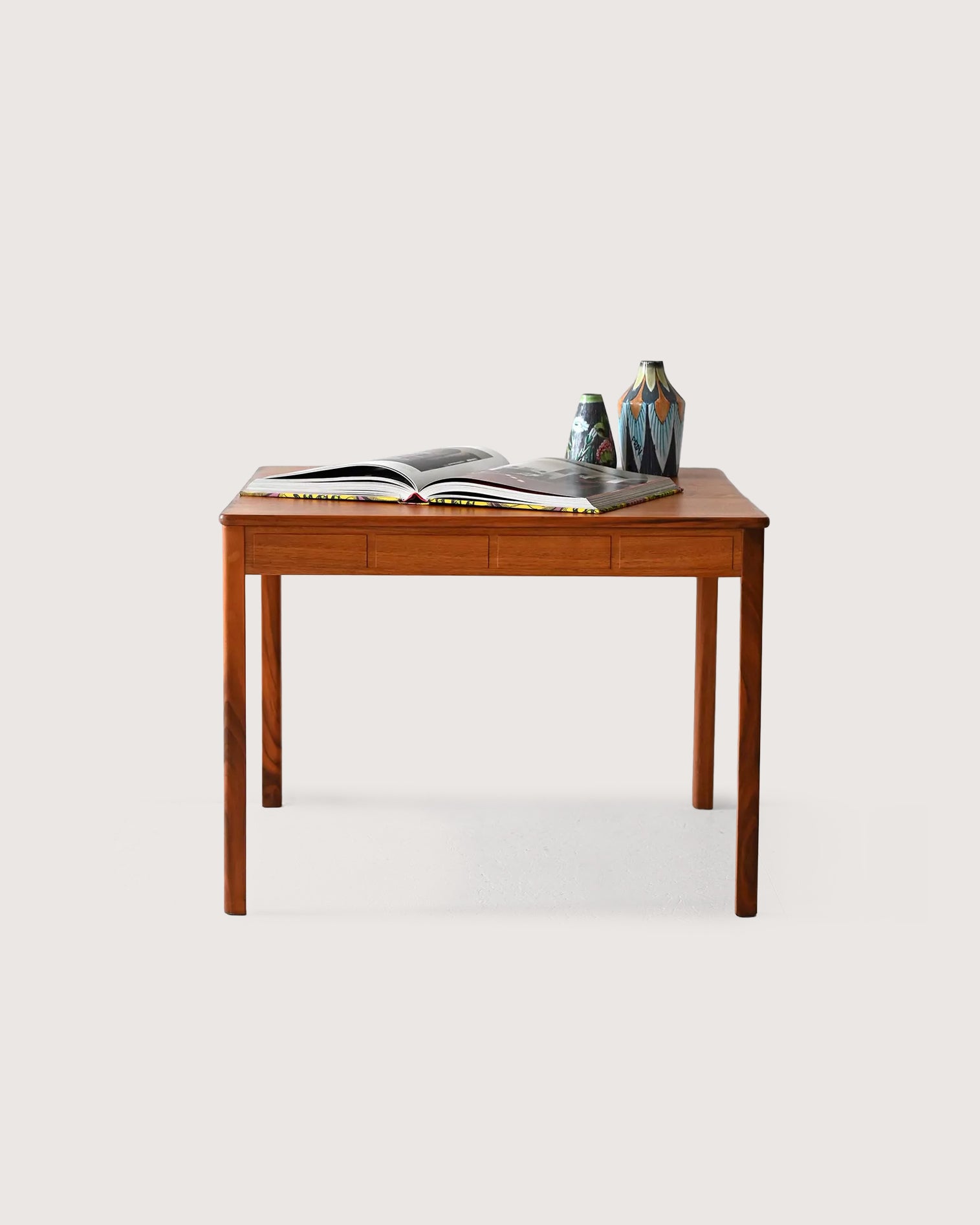 Tavolino da caffè scandinavo vintage in teak con bordo intagliato
