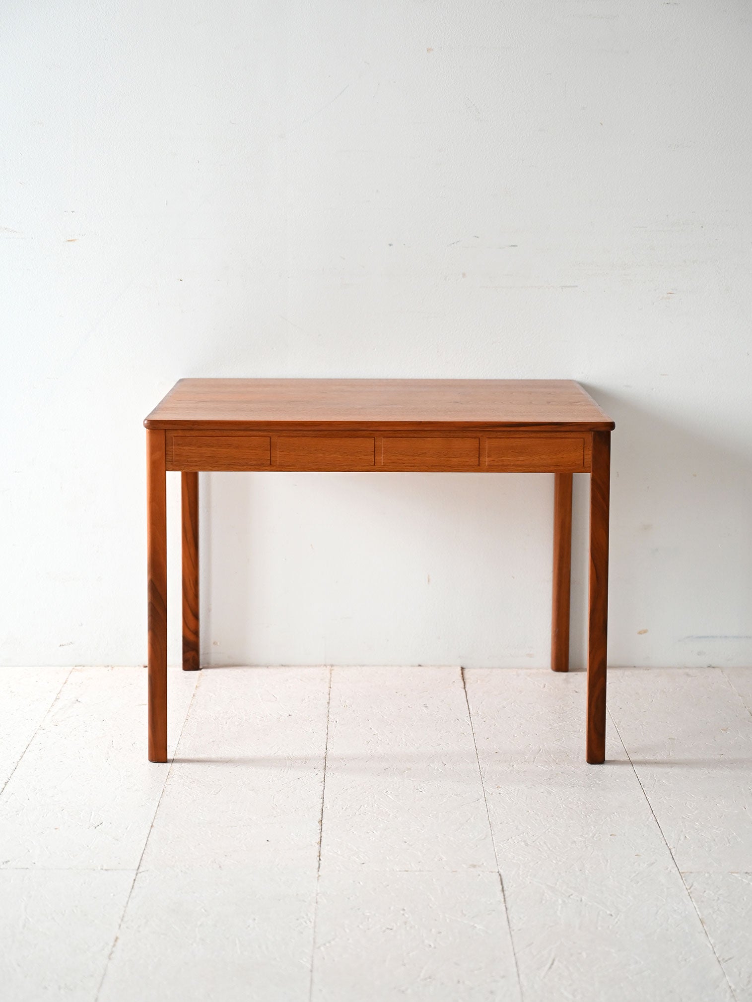 Tavolino da caffè scandinavo vintage in teak con bordo intagliato 1