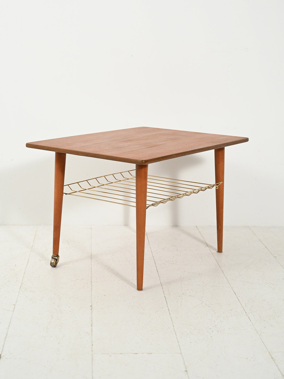 Coffee table scandinavo con mensola in ottone 2