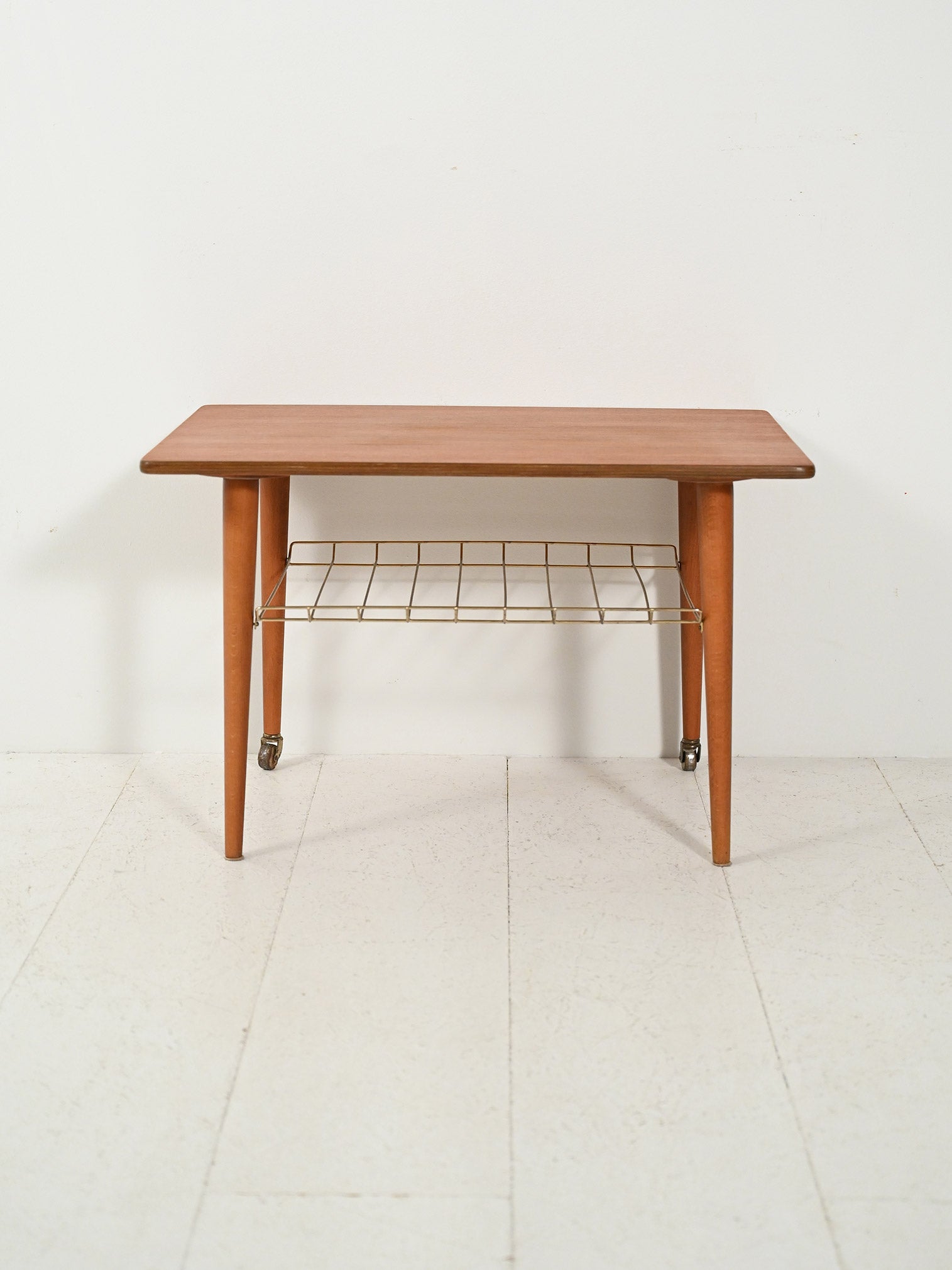 Coffee table scandinavo con mensola in ottone 3