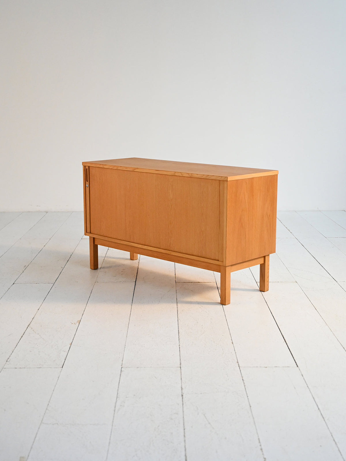Cabinet scandinavo in rovere con anta a rullo, anni ’60 2
