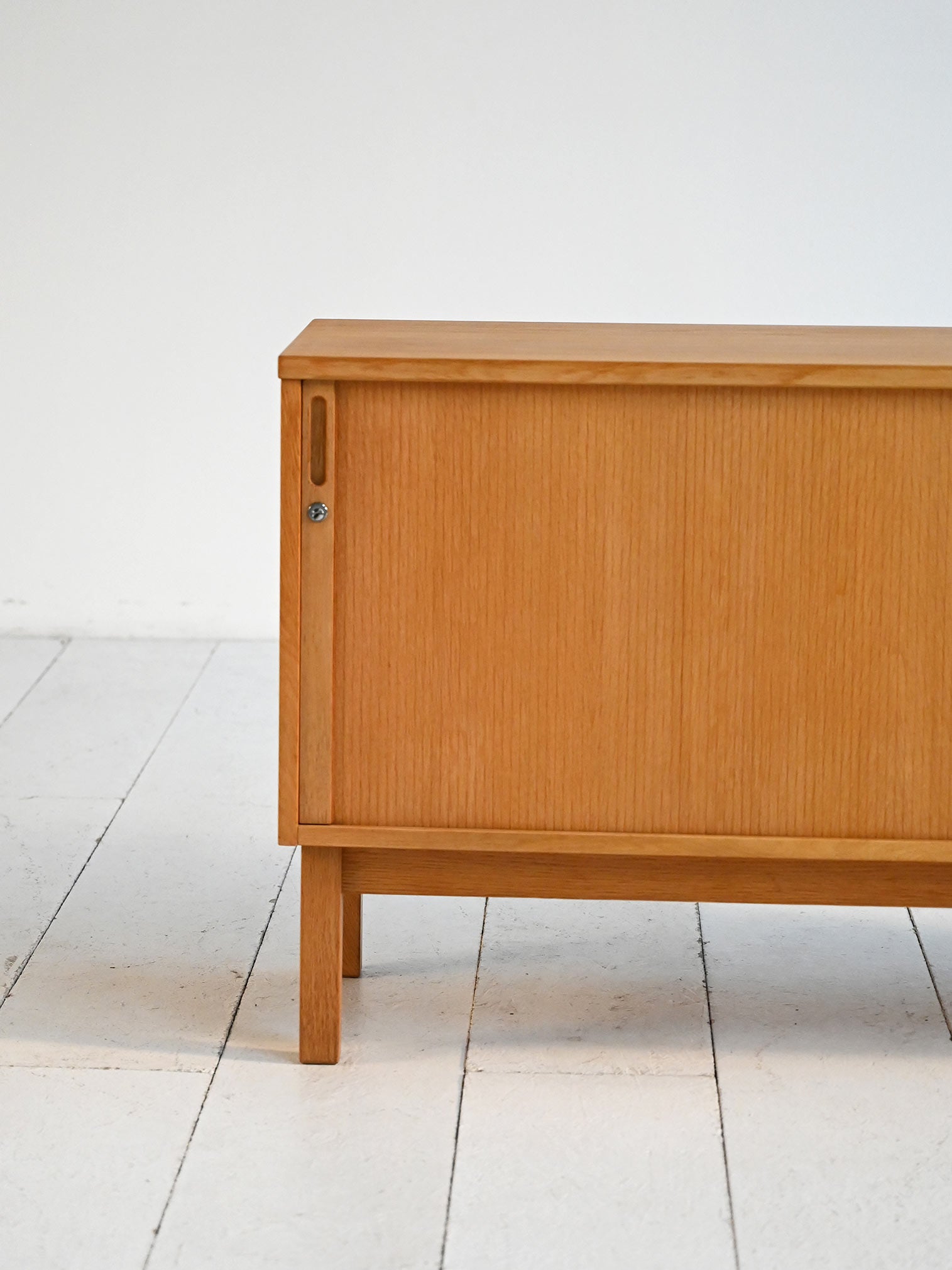 Cabinet scandinavo in rovere con anta a rullo, anni ’60 4