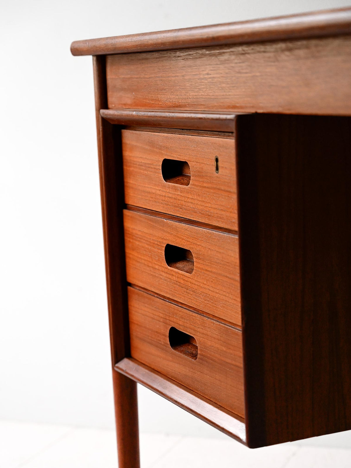 Scrivania scandinava vintage con blocco di cassetti e vano libreria 7