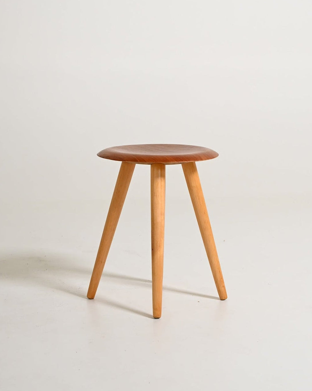 Sgabello scandinavo con seduta rotonda, anni '50/'60