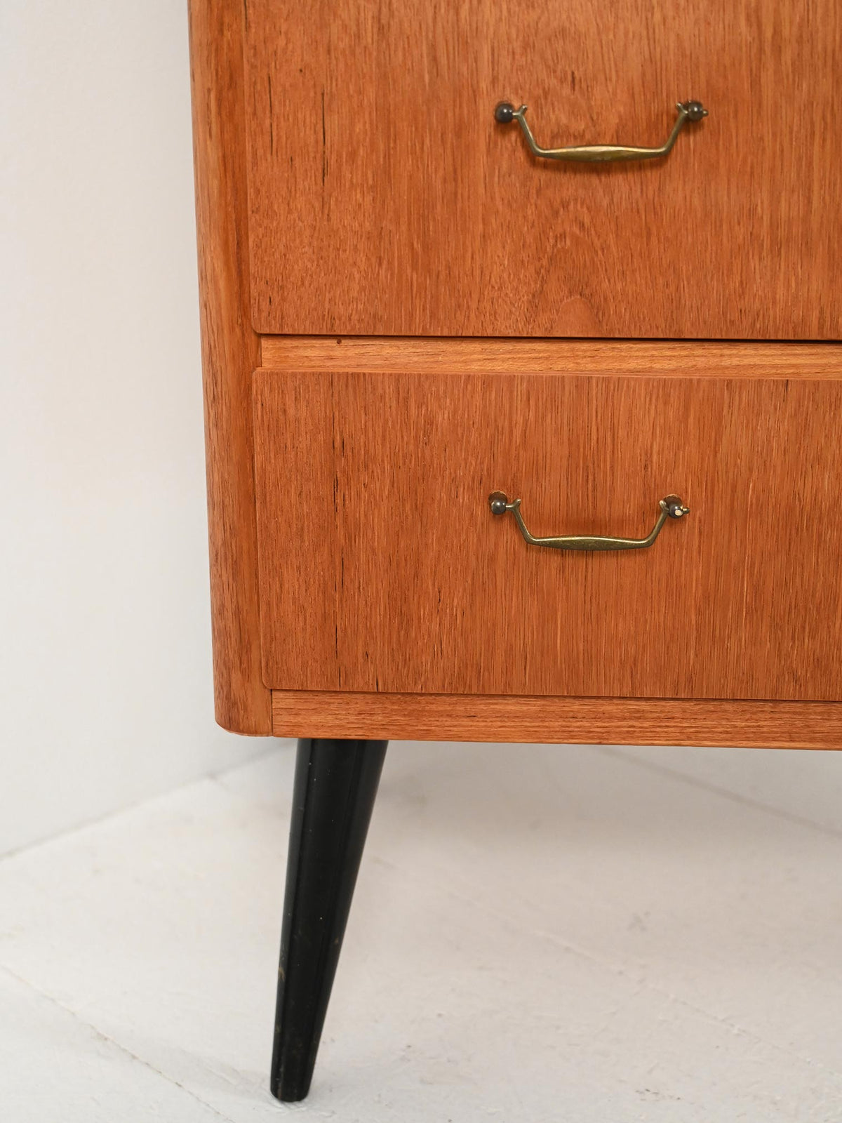 Cassettiera scandinava in teak con gambe nere 5