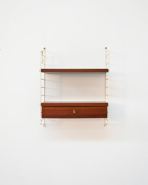 Scaffale a muro con cassetto prodotto da BFB-hyllan per String Design, anni ’50