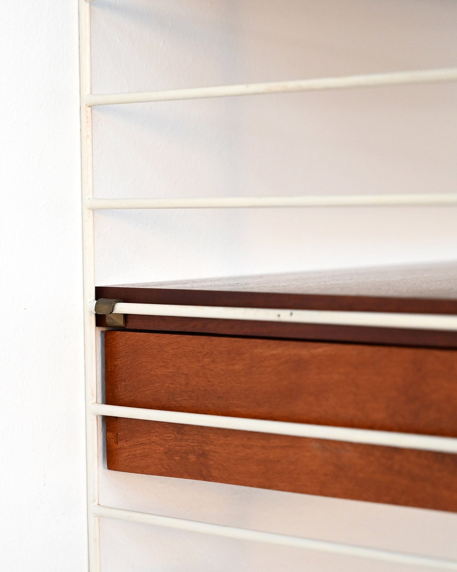 Scaffale a muro con cassetto prodotto da BFB-hyllan per String Design, anni ’50 7
