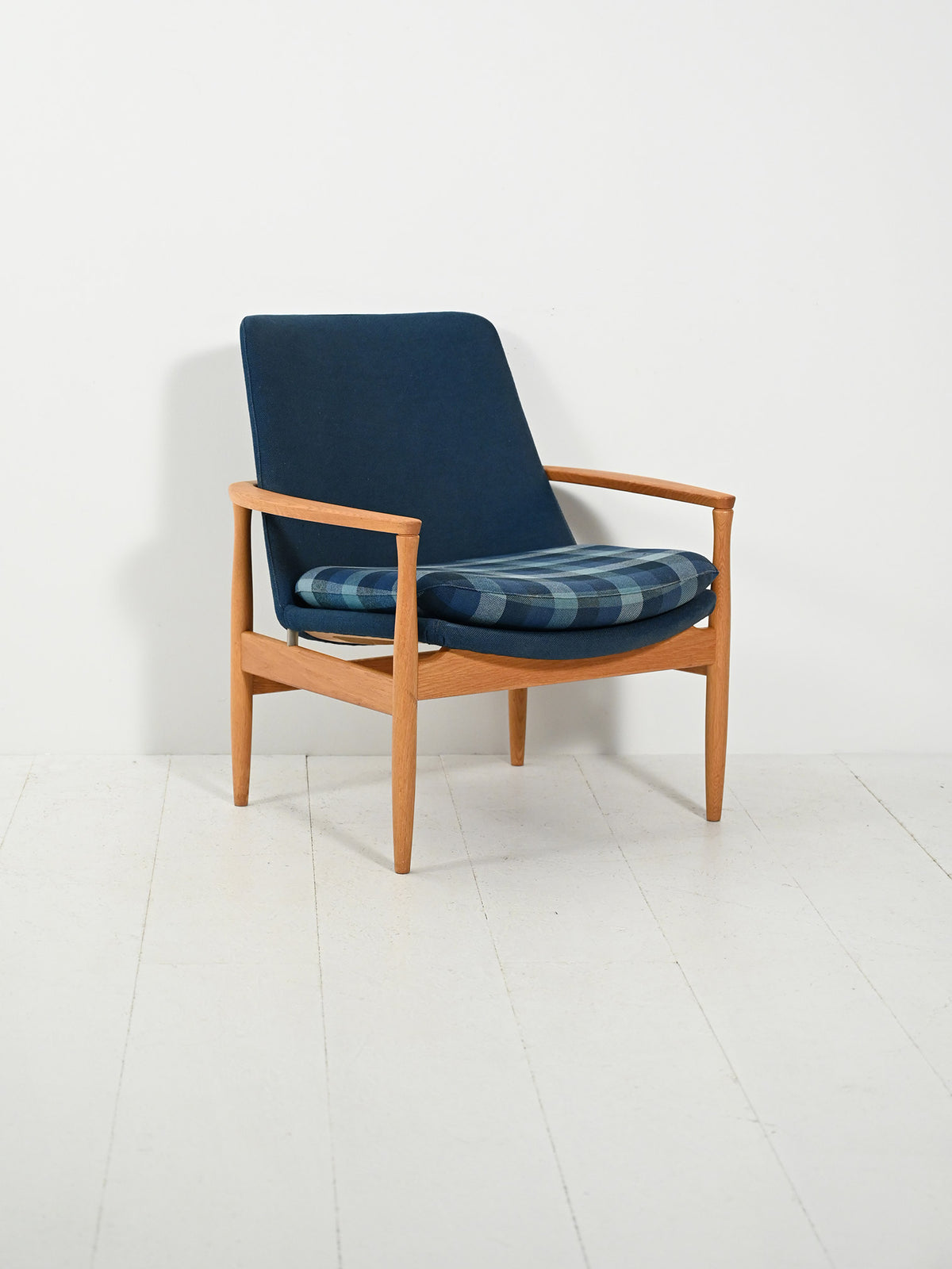 Poltrona scandinava in rovere e lana blu 1